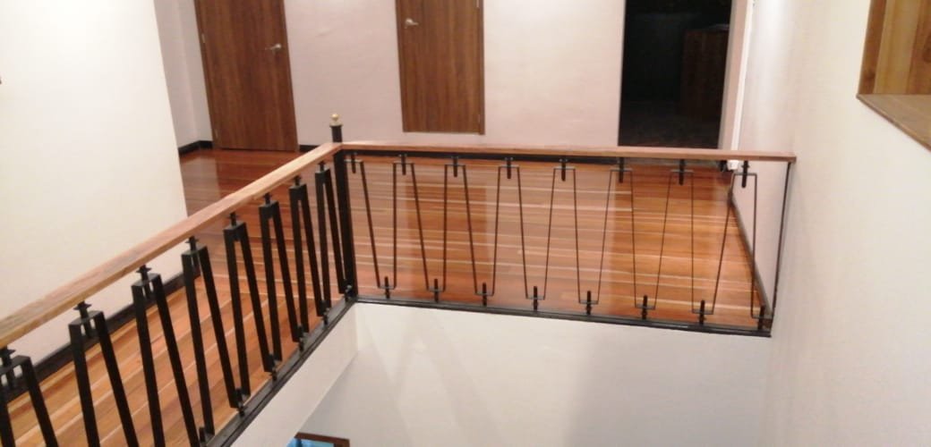Escalera de madera con barandal de hierro